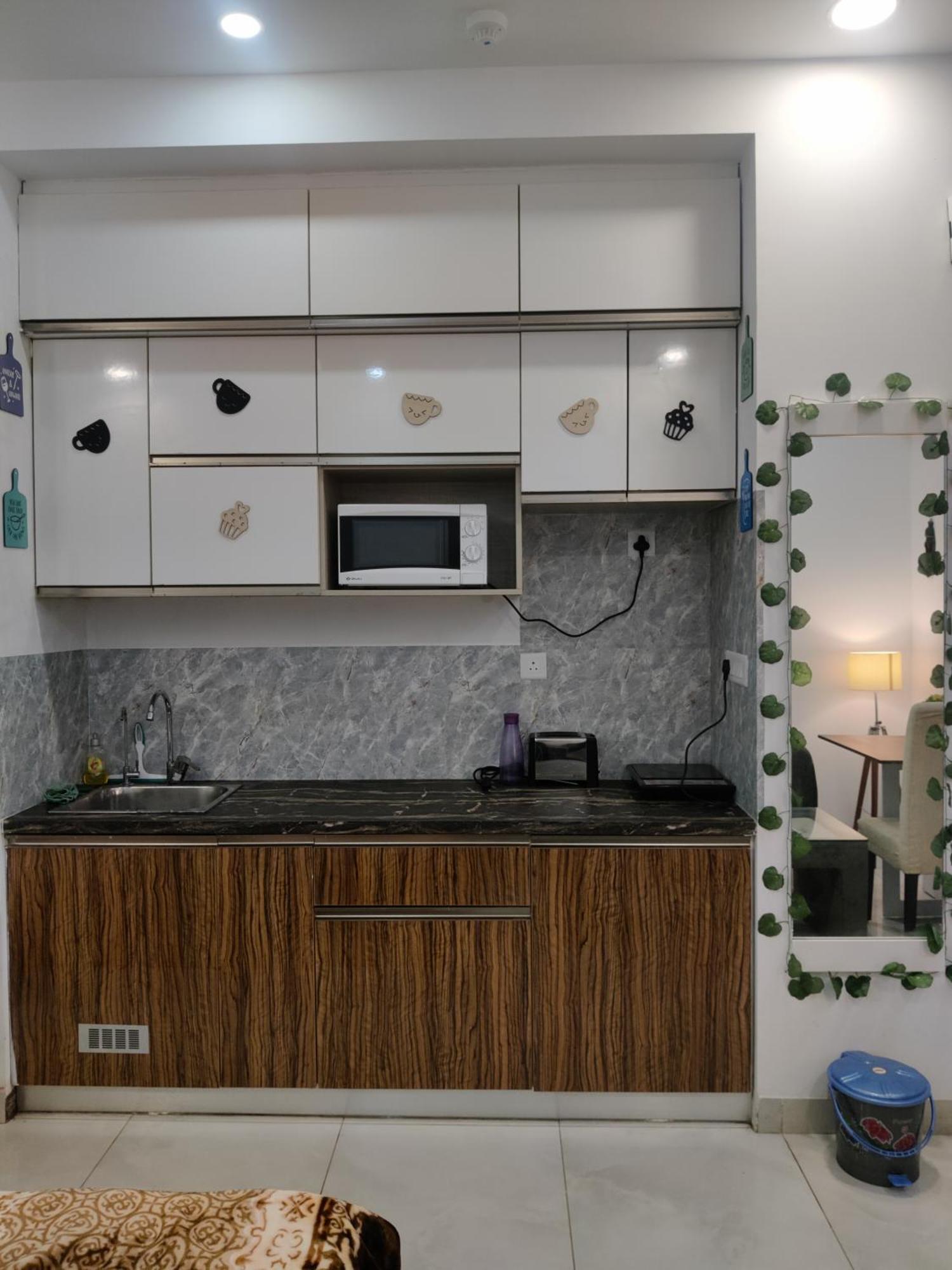 The Forest Stays-Luxury Studio Apartment In Νόιντα Εξωτερικό φωτογραφία